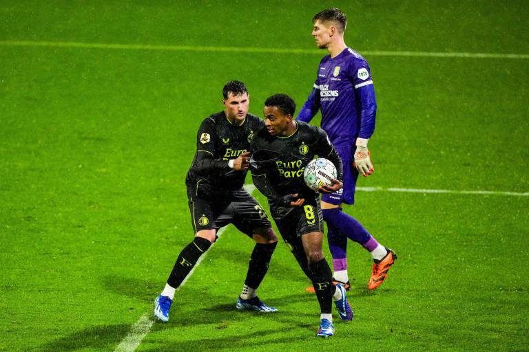 Feyenoord se repone de la falla de Santi Giménez para ganar