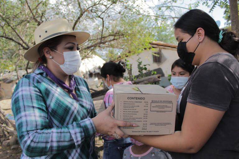 Comunidades apartadas de Rosario reciben despensas; los niños, dulces y juguetes