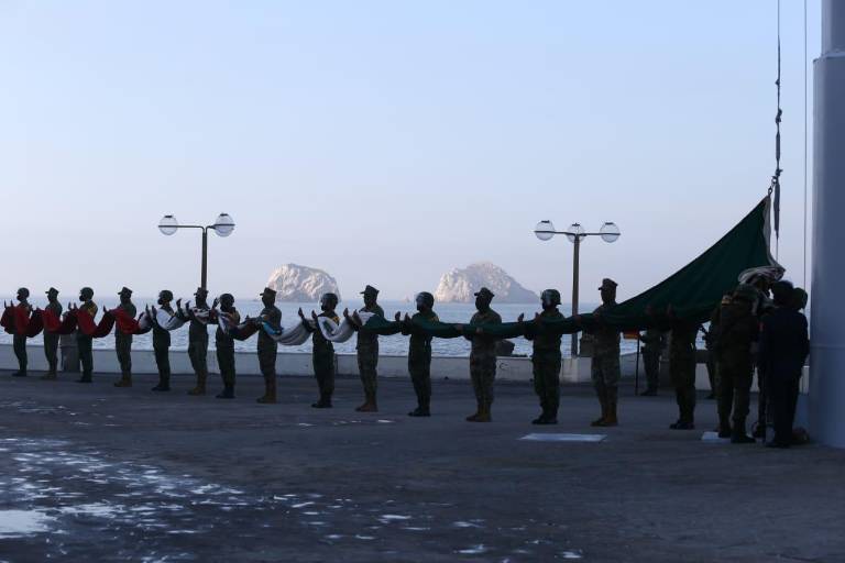 Mazatlán rinde homenaje