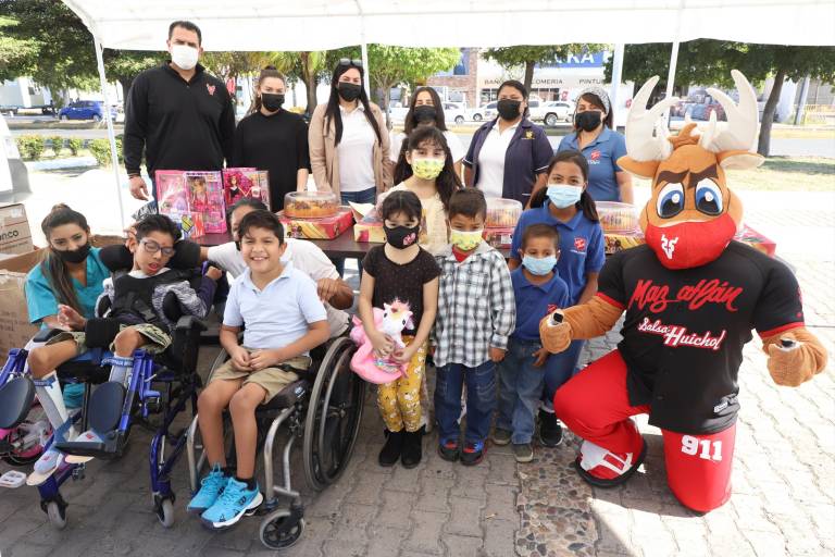 Venados de Mazatlán y Aeternus Funerales se convierten en Reyes Magos y brindan alegría