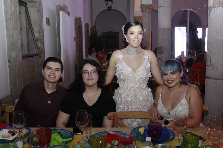 Celebra Yumira que ya es licenciada en Diseño Gráfico y Animación