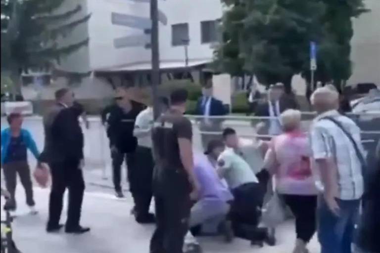 Disparan y hieren a Primer Ministro de Eslovaquia, tras salir de reunión de gabinete