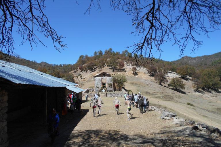 $!Imagen de Coloradas de la Virgen, durante una de sus festividades tradicionales; debido a que varias familias están desplazadas, los rituales y fiestas tradicionales no se realizan.