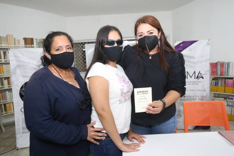 Presenta Karina Castillo los poemas de ‘Güebsait’