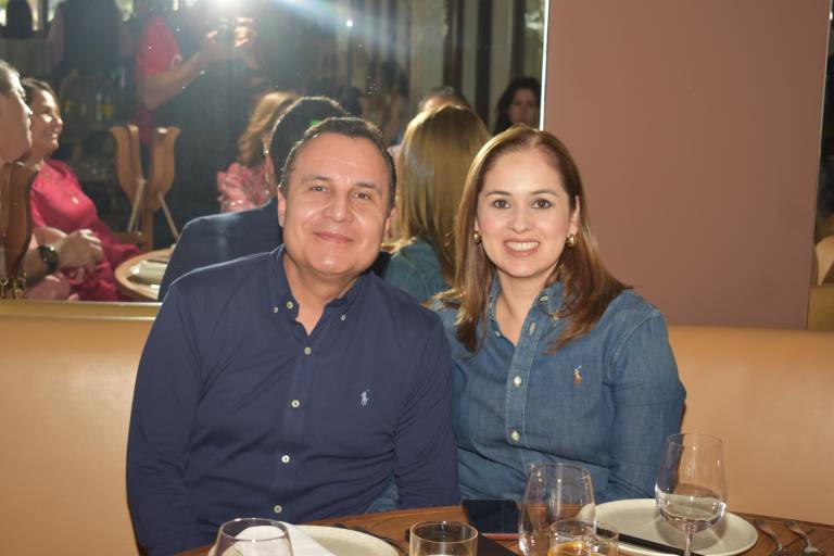 Celebran clientes y amigos el primer aniversario de Humaya Restaurante