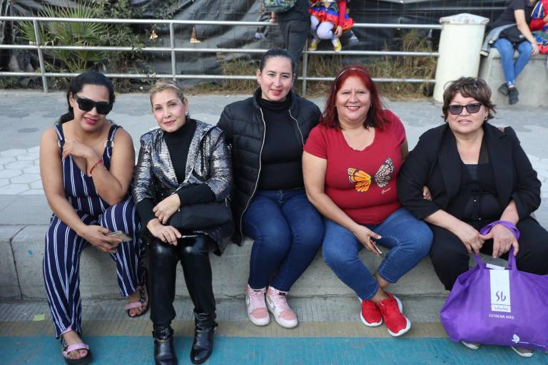 Mazatlecos y turistas disfrutan del primer desfile del Carnaval