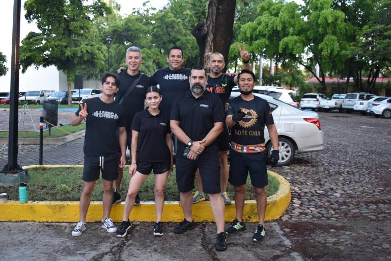 Disfrutan miembros de Ludus Magnus y FIAMA de una sesión de acondicionamiento masivo