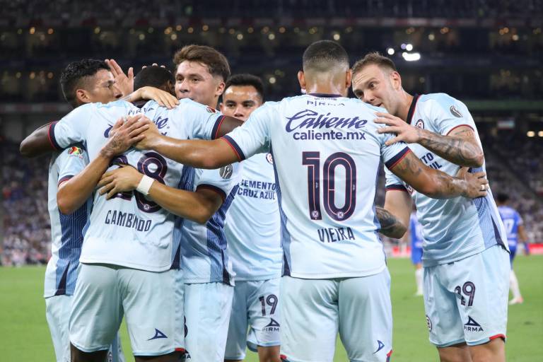 Cruz Azul rompe las quinielas al doblegar 2-1 al Monterrey en el Coloso de Acero
