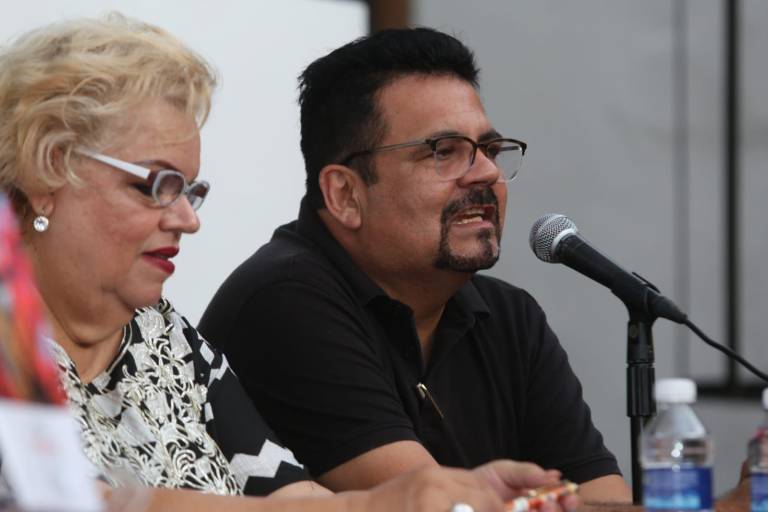 Presenta Mario Medina su obra fotográfica y el poemario ‘Silencio gregario’