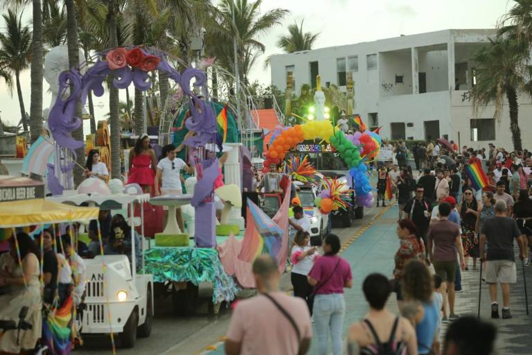 Se viste de colores el malecón de Mazatlán por la Mancha del Orgullo Gay y la Diversidad Sexual