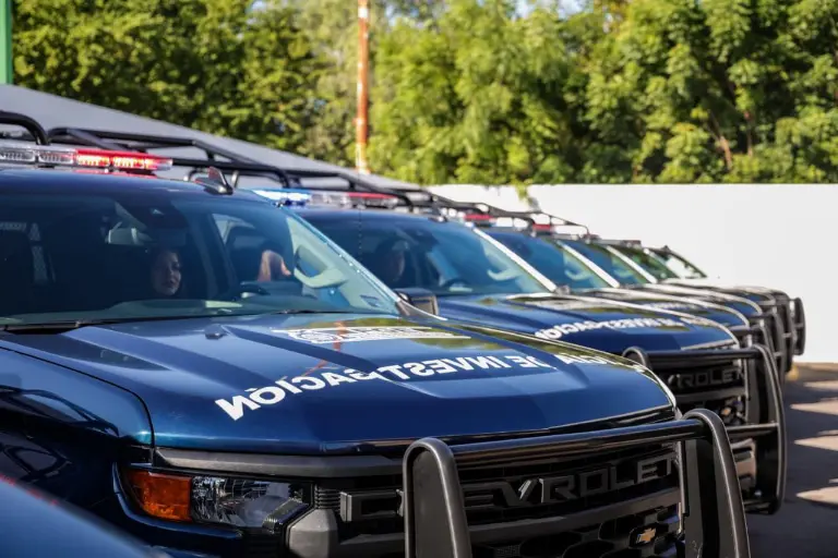 La Fiscalía General del Estado entregó 65 vehículos para fortalecer las labores de investigación en Sinaloa.