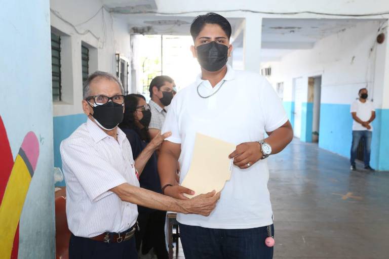 Le dicen adiós a la secundaria alumnos de la Escuela Nocturna José C.Valadés