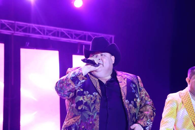 Conquista ‘El Coyote’ a su público en la Feria Ganadera