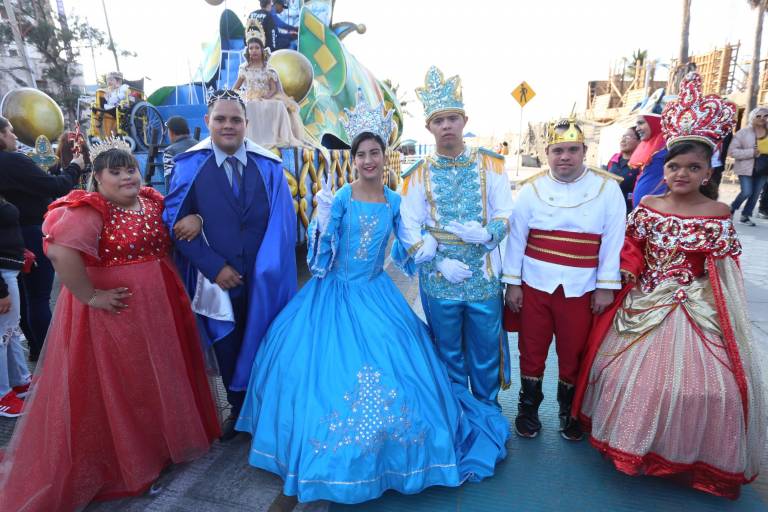 Mazatlecos y turistas disfrutan del primer desfile del Carnaval