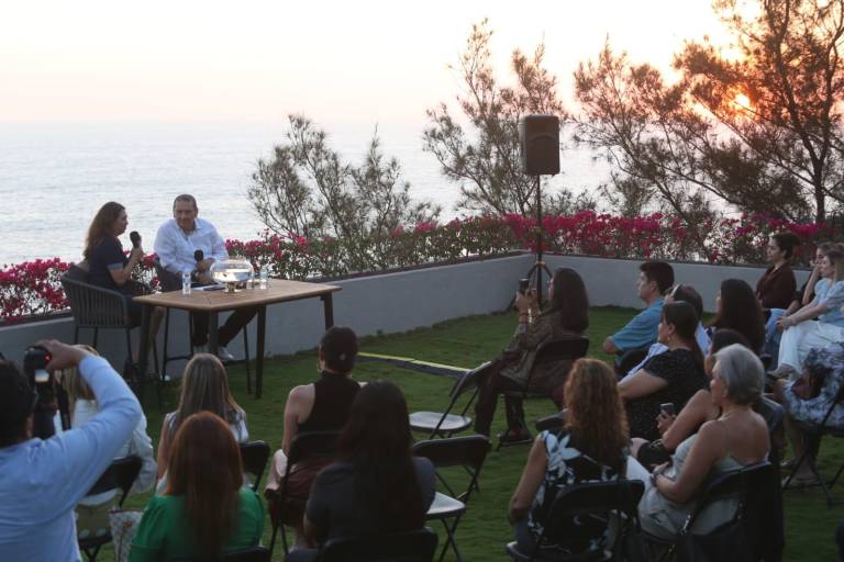 Conversan sobre las emociones y retos en el atardecer mazatleco