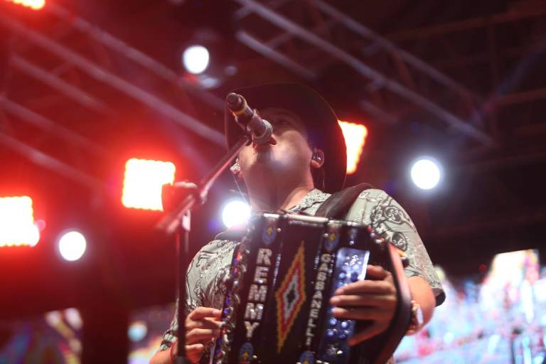 Con su acordeón, Remmy Valenzuela ‘arma’ una gran fiesta grupera en Mazatlán