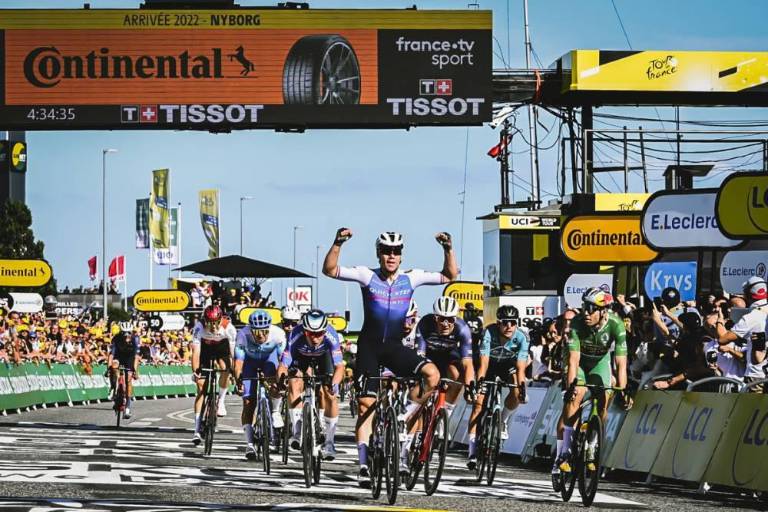 Con espectacular sprint, Fabio Jakobsen gana etapa 2 del Tour de Francia
