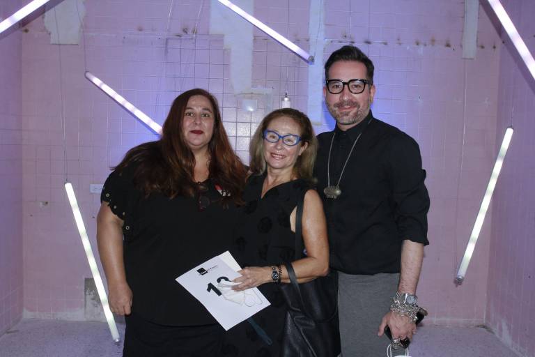 Coleccionistas participan en la subasta en pro de La Casa del Maquío