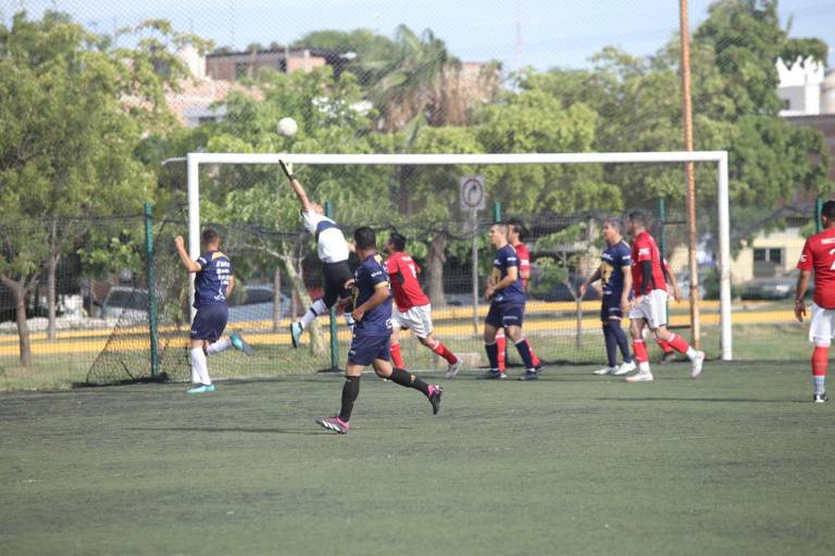 Aluminio y Cristales El Pollo golea al iniciar liguilla de Superveteranos