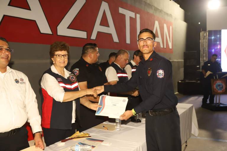 Celebran con entrega de reconocimientos y ascensos el Día del Bombero en Mazatlán