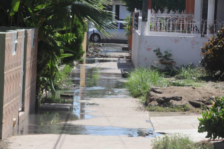 Malos olores, contaminación y hasta pérdida de energía, sufren vecinos del Jabalíes por una fuga de aguas negras