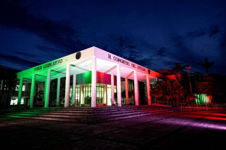 El Congreso del Estado de Sinaloa se ilumina con los colores patrios