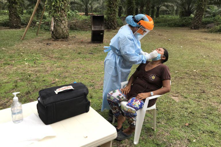 $!Pruebas PCR de COVID-19 para miembros de la nacionalidad siekopai, comunidad de Bella Vista, Territorio Siekopai, Sucumbios, Amazonia ecuatoriana, el 29 de abril 2020.