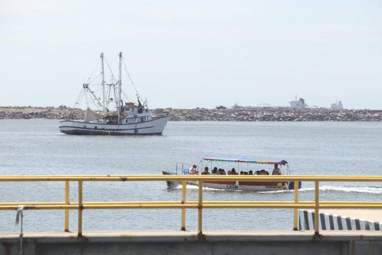 Salen barcos camaroneros de Mazatlán a altamar; familiares les desean buenas capturas