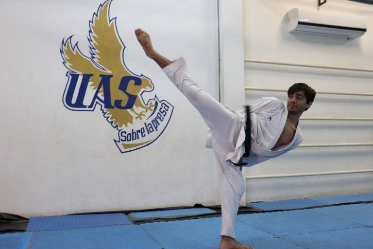 Jacobo Miranda, estudiante de la UAS, se cuelga cuatro medallas en Nacional de Karate