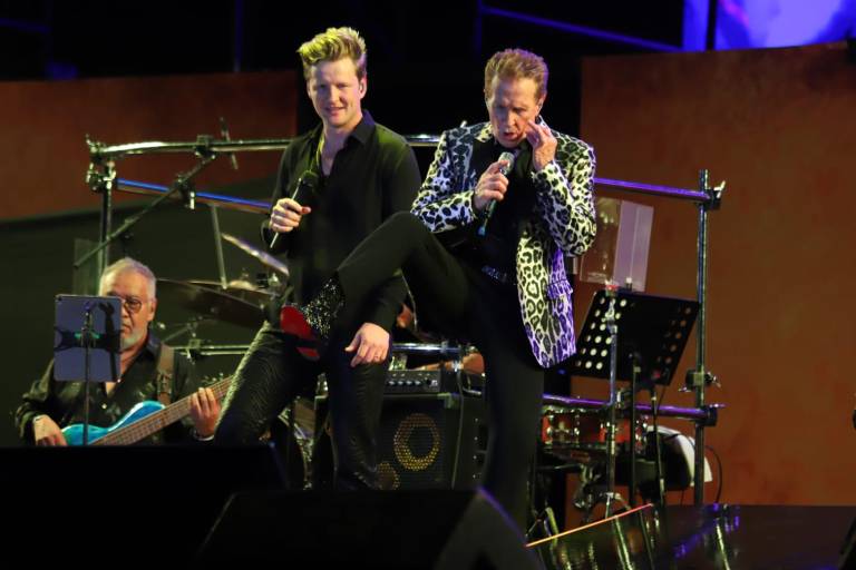 Conquista Emmanuel y Alexander Acha al público de la Coronación de Carolina III