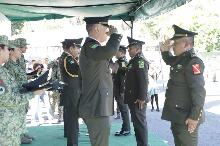 Imponen ascensos y condecoraciones a personal militar, en Mazatlán