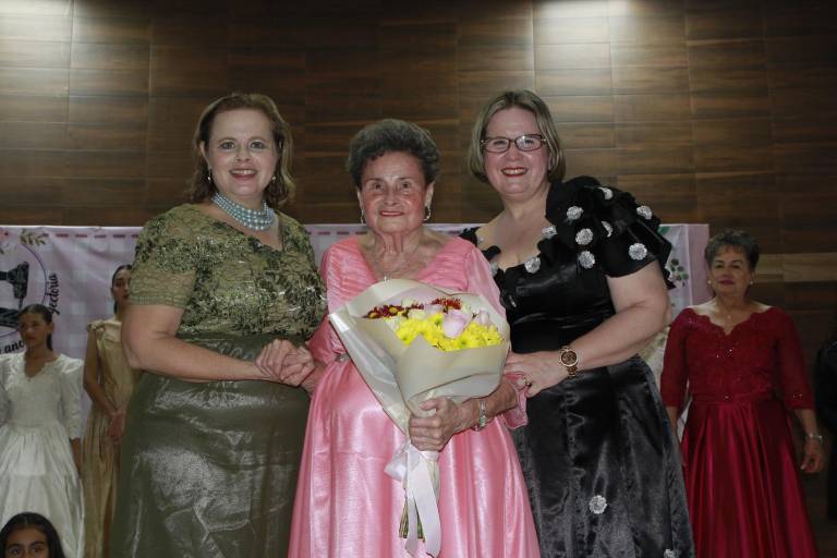 Brindan homenaje a Meche Montoya por 66 años como modista de alta costura