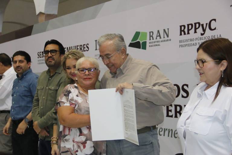 Entregan apoyos económicos para proyectos de mujeres campesinas, en Culiacán