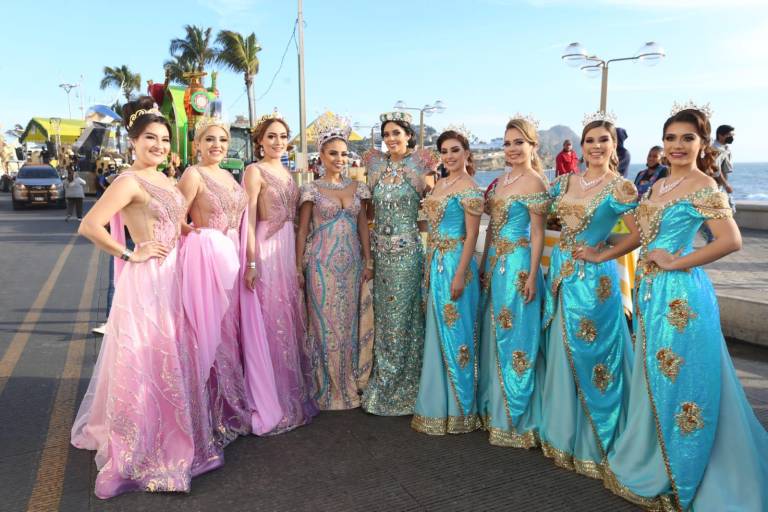 Mazatlecos y visitantes gozan del primer desfile de Carnaval 2022