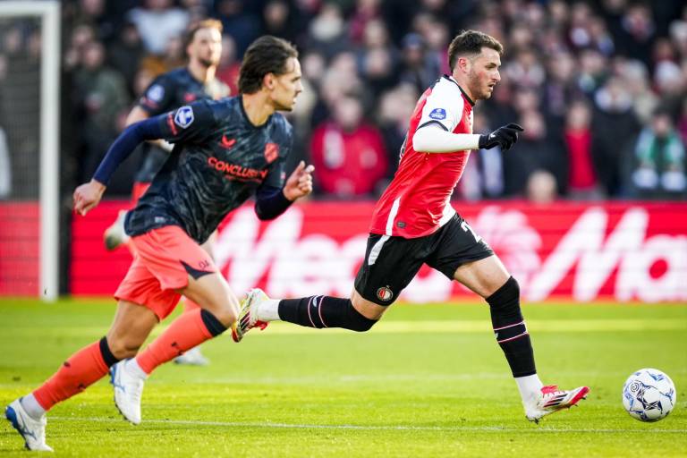 Santiago Giménez hace historia, pero el Feyenoord cae ante Utrecht en casa