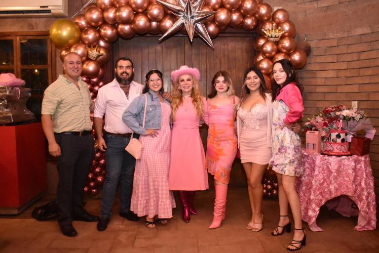 Celebra Rosa Elia Chávez con Barbie un ¡Feliz Cumpleaños!