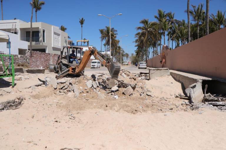 Obras Públicas mejoran accesos a playa de Mazatlán