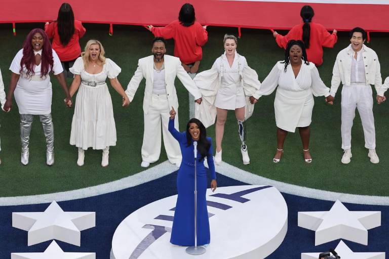 Mickey Guyton entona el Himno Nacional de Estados Unidos al iniciar el Super Bowl 2021