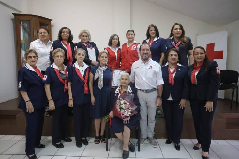 Recibe Cristina Rosano González la Constancia de Perseverancia por 60 años de servicio altruista