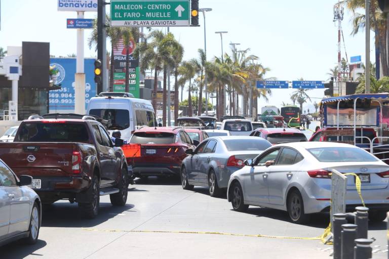 Hay fuerte congestionamiento en Zona Dorada de Mazatlán