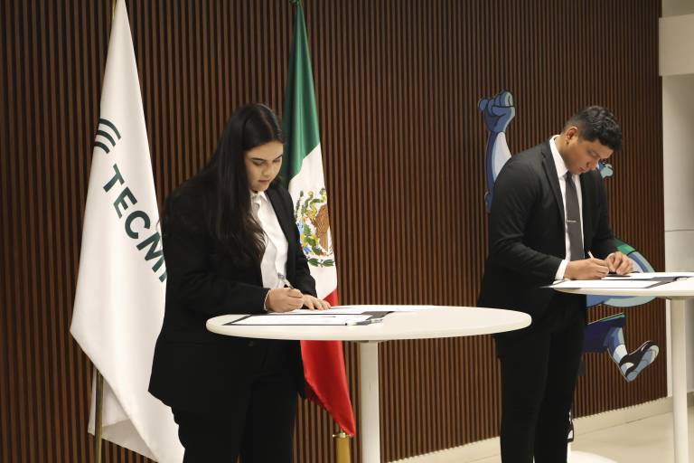Realizan alumnos del Tecmilenio Culiacán la firma de títulos y grados académicos