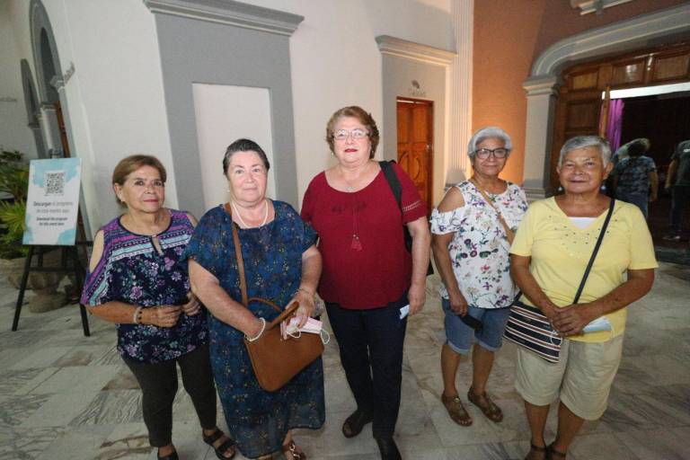 Disfrutan mazatlecos la obra ‘Caneros’