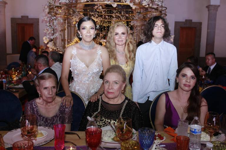 Celebra Yumira que ya es licenciada en Diseño Gráfico y Animación