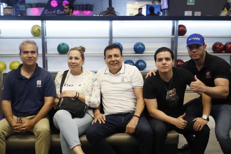 Participan en Torneo de Boliche con Causa