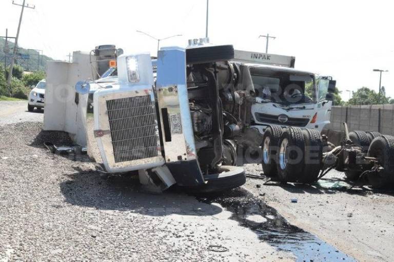 Vuelca camión con grava en la México 15 en Mazatlán; no hay lesionados
