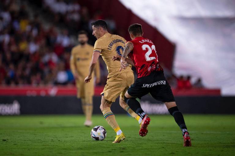 Con gol de Robert Lewandowski, Barcelona gana y es líder