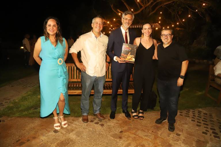 Entregan manual de ‘A qué sabe Sinaloa’ a Embajador de Francia en México