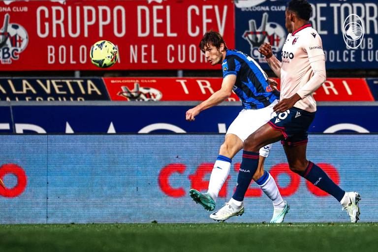 El Atalanta remonta al Bolonia y vuelve a puestos europeos