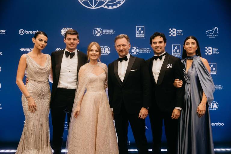 Checo Pérez recibe su trofeo de subcampeón