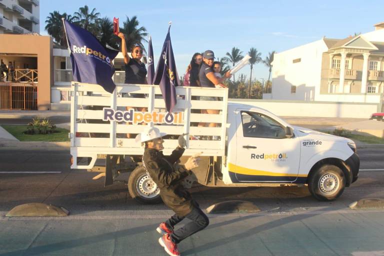La Caravana Cañonera inunda de morado el Malecón de Mazatlán